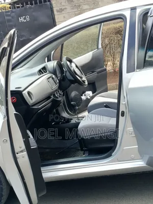 Toyota Vitz 2010 Silver