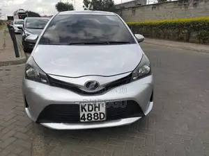 Toyota Vitz 2015 Silver