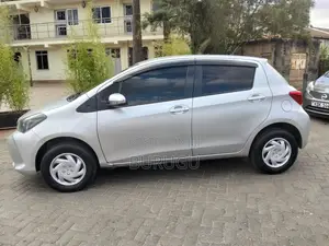 Toyota Vitz 2015 Silver