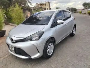 Toyota Vitz 2015 Silver