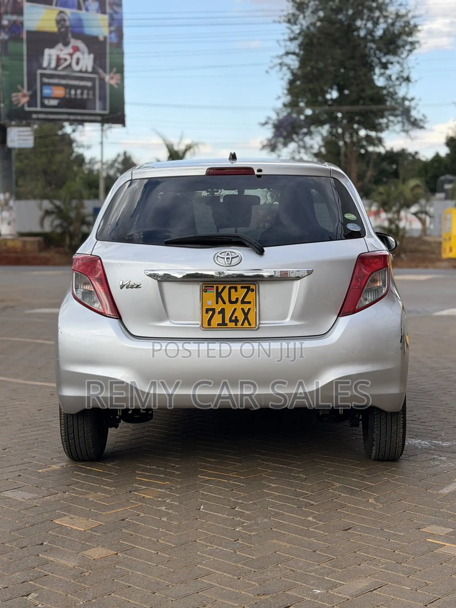 Toyota Vitz 2013 Silver