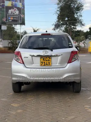 Toyota Vitz 2013 Silver