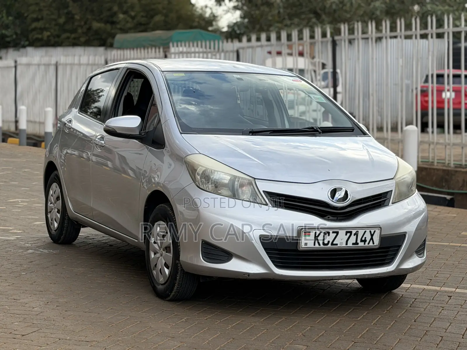 Toyota Vitz 2013 Silver