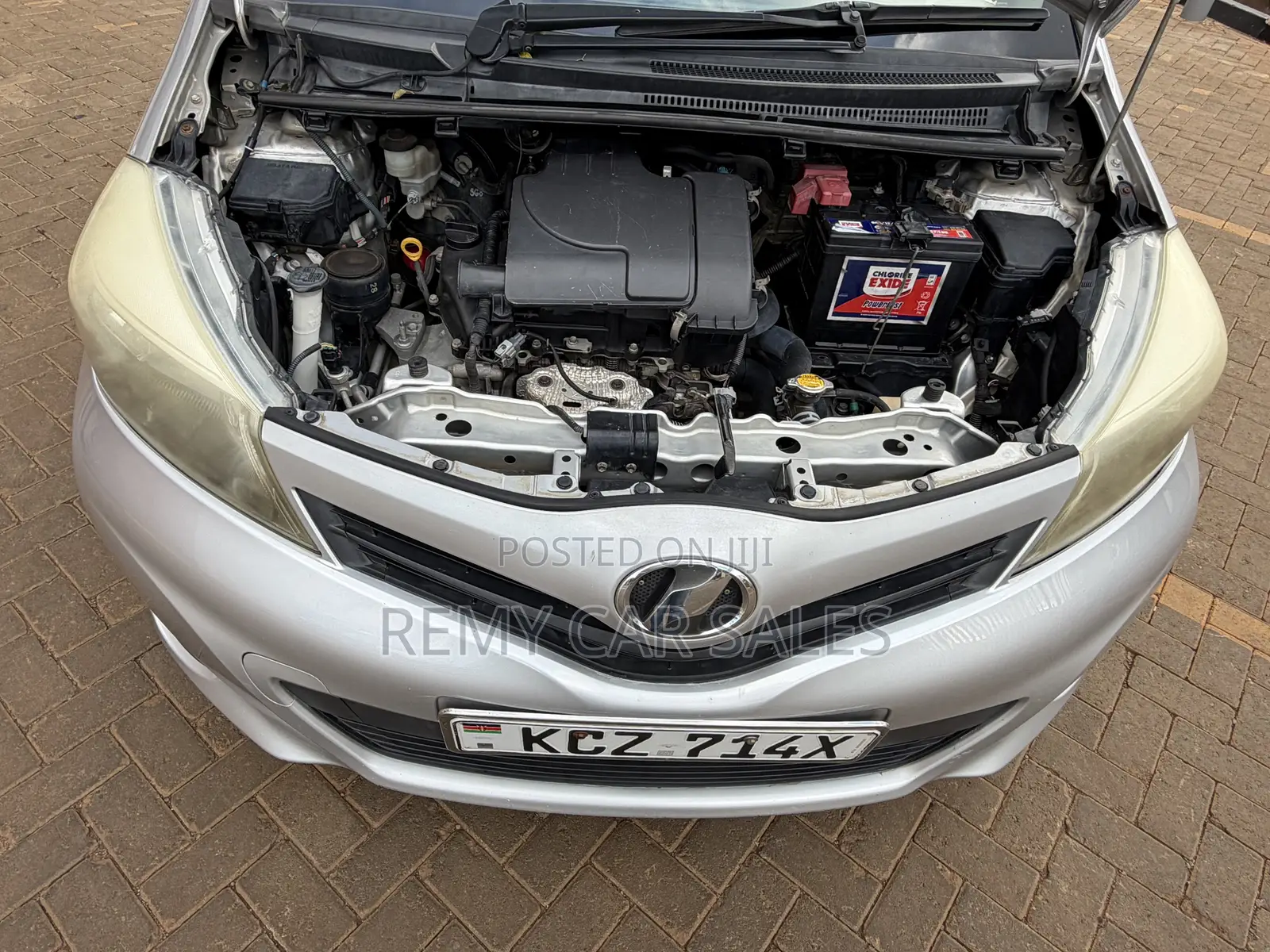 Toyota Vitz 2013 Silver