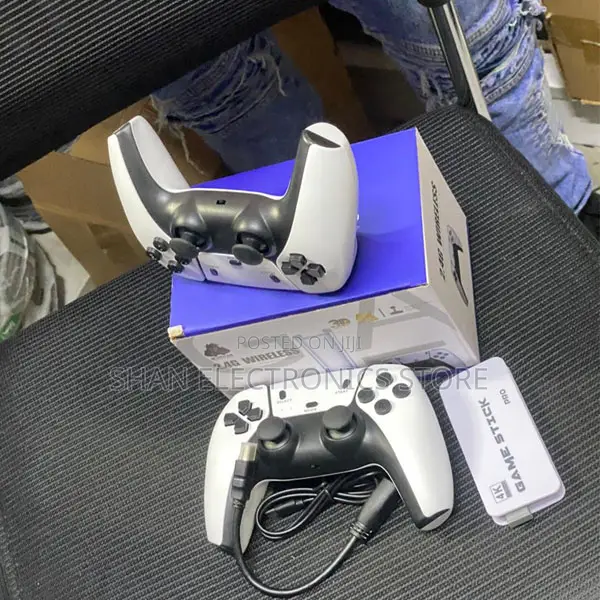 Dual Controller 4K Game Stick for Classic Arcade Entertainment