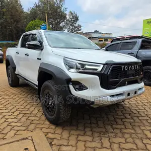 Toyota Hilux 2024 White