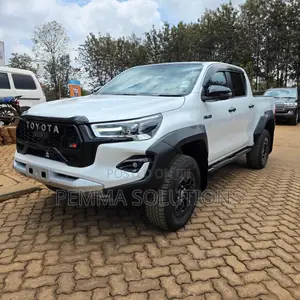 Toyota Hilux 2024 White