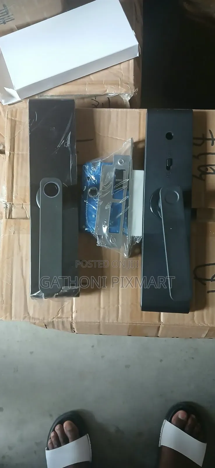 Keyless Entry Smart Door Lock With Fingerprint Recognition