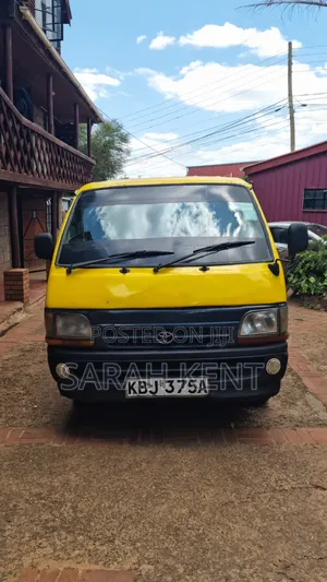 Toyota HiAce 2001 Yellow