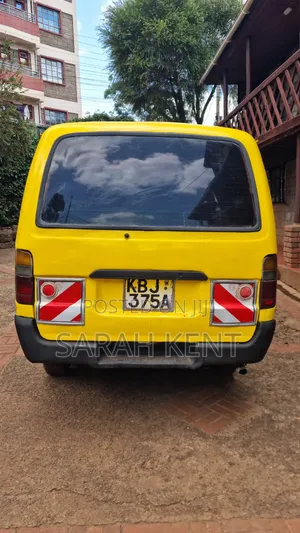 Toyota HiAce 2001 Yellow