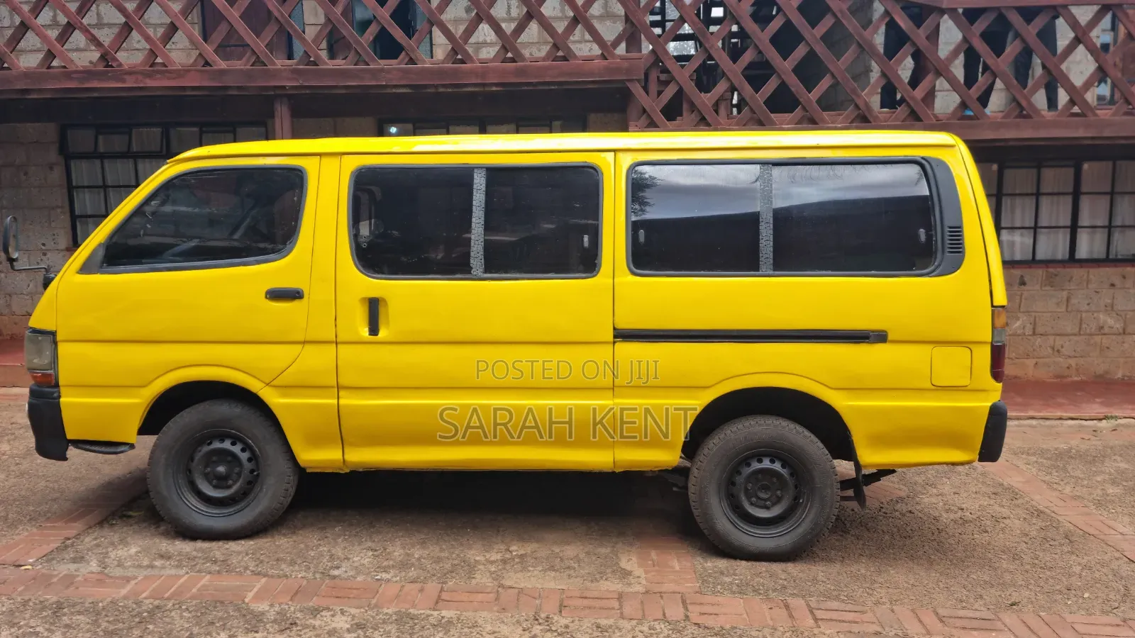 Toyota HiAce 2001 Yellow
