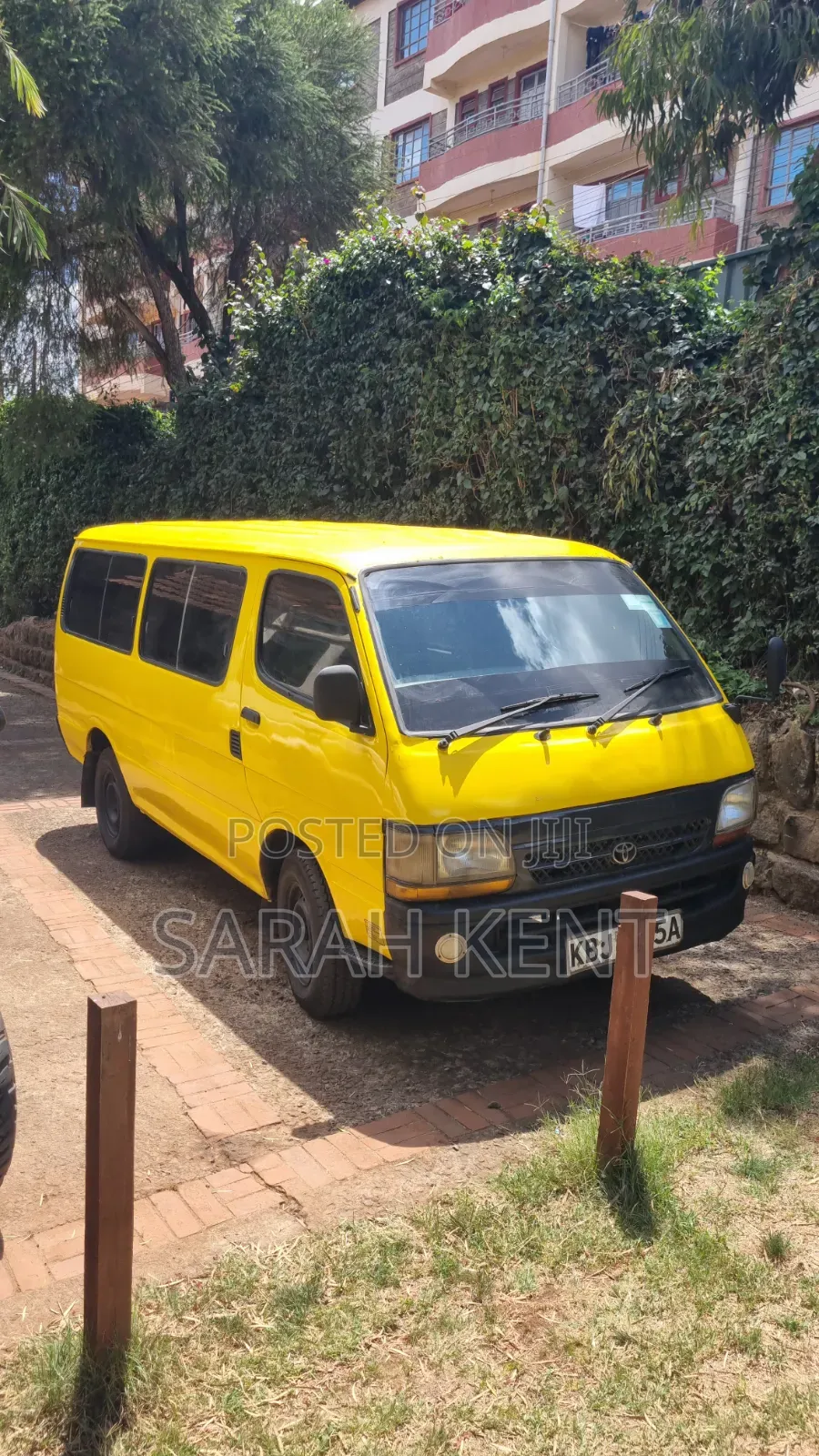 Toyota HiAce 2001 Yellow