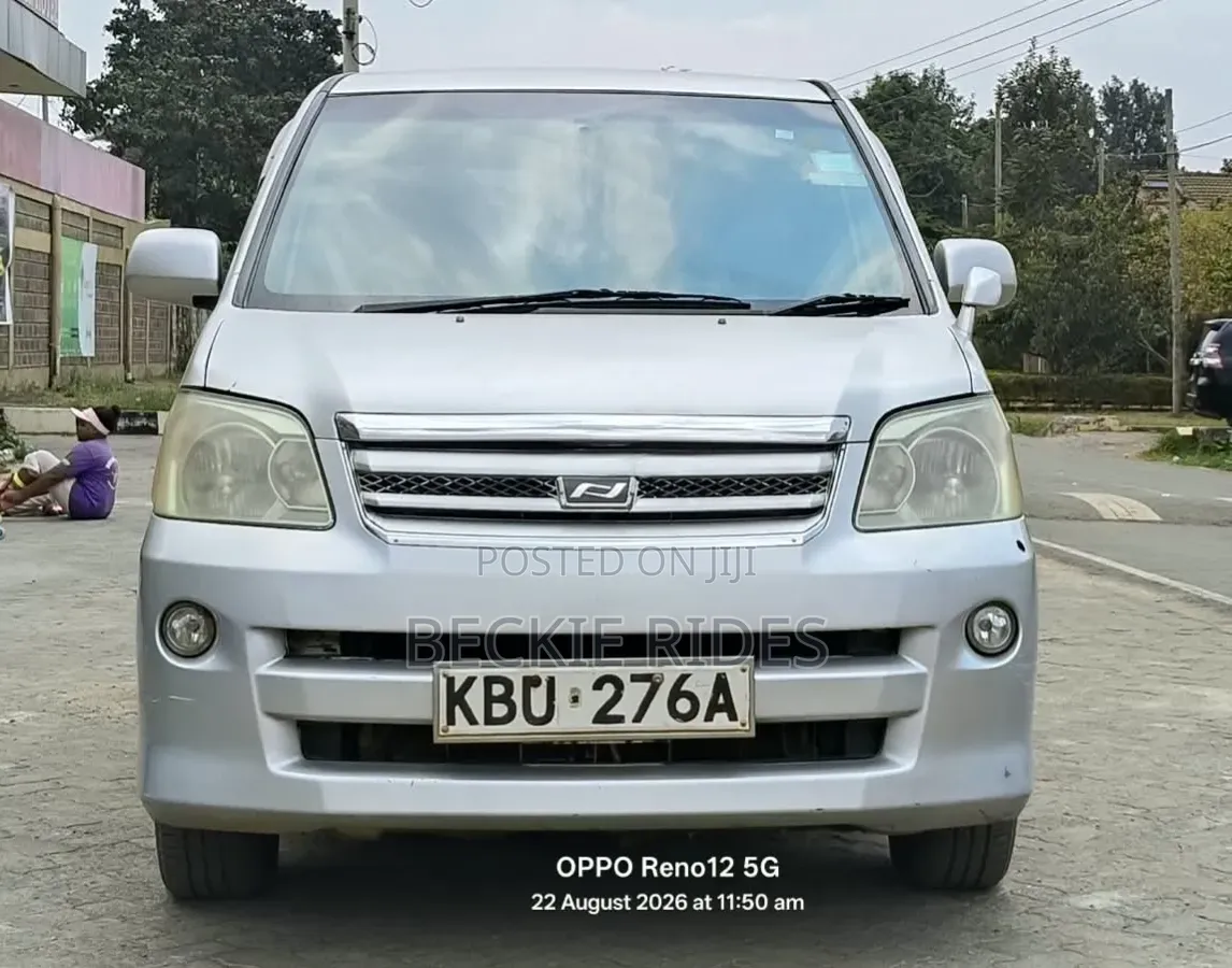 Toyota Noah 2005 Silver