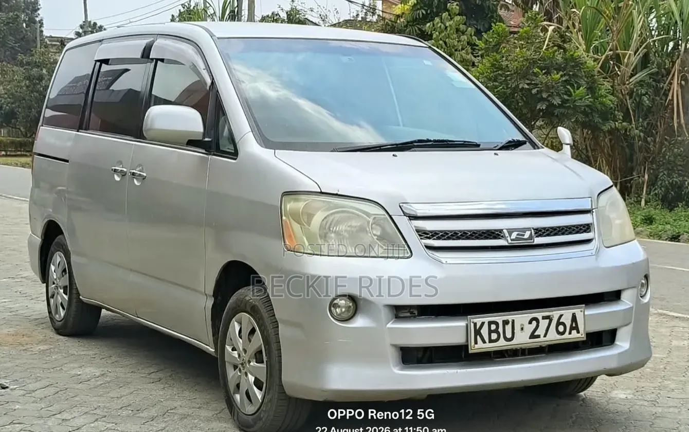 Toyota Noah 2005 Silver