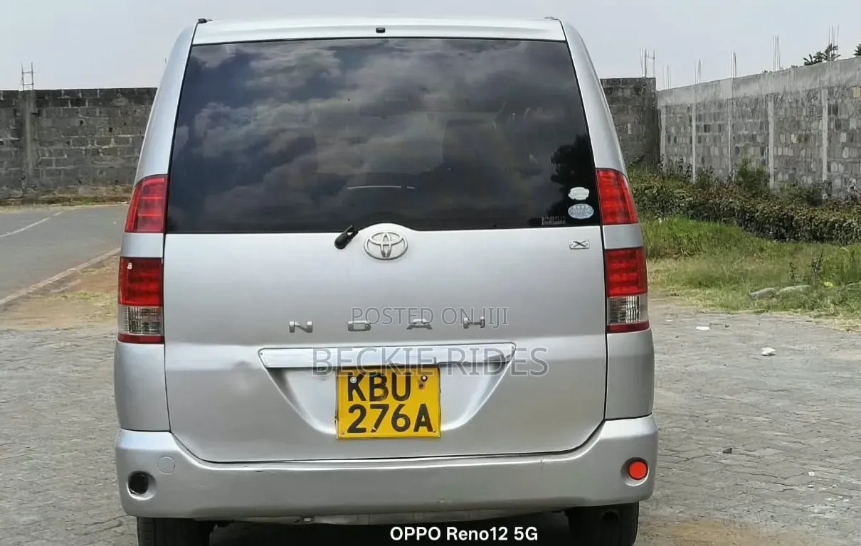 Toyota Noah 2005 Silver
