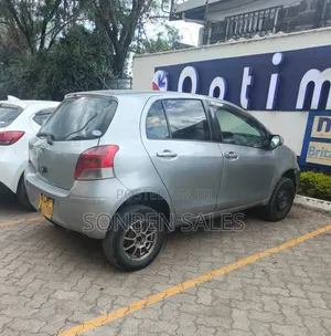 Toyota Vitz 1.3 FWD 5dr 2010 Silver