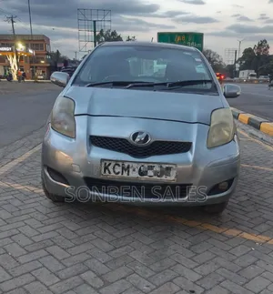 Toyota Vitz 1.3 FWD 5dr 2010 Silver