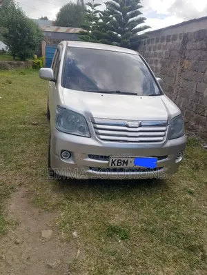 Toyota Noah 2005 Gold