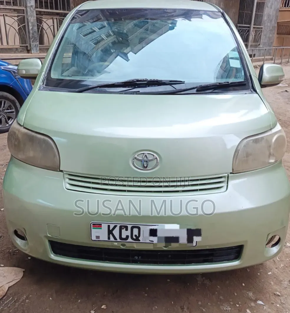 Toyota Porte 2011 Green