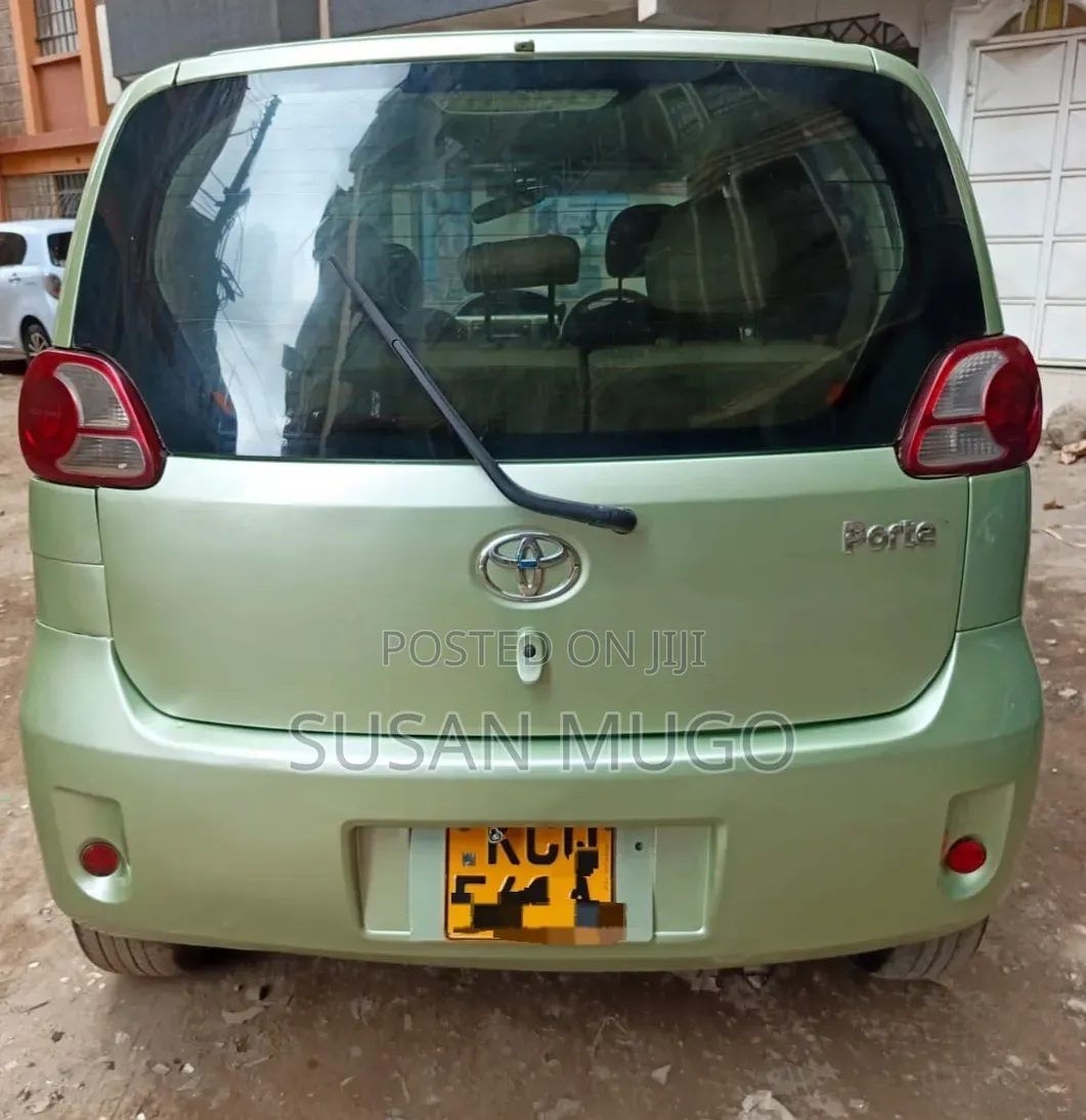 Toyota Porte 2011 Green