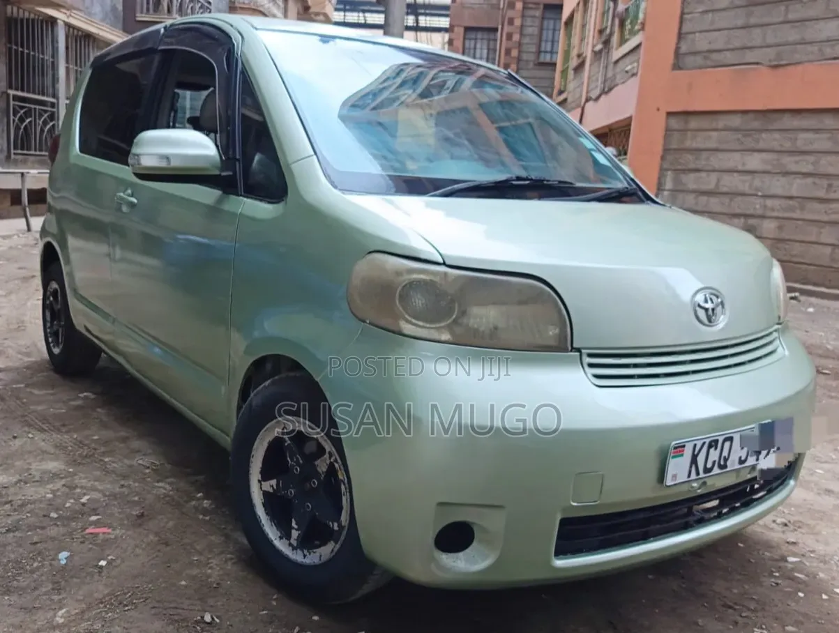 Toyota Porte 2011 Green