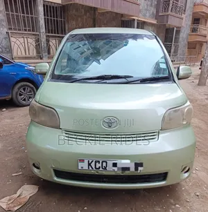 Toyota Porte 2011 Green