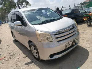 Toyota Noah 2011 Silver