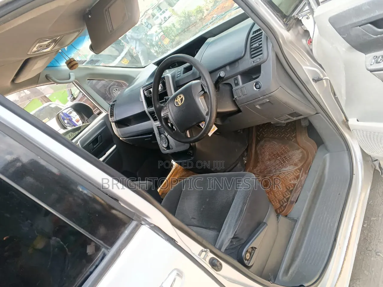 Toyota Noah 2011 Silver