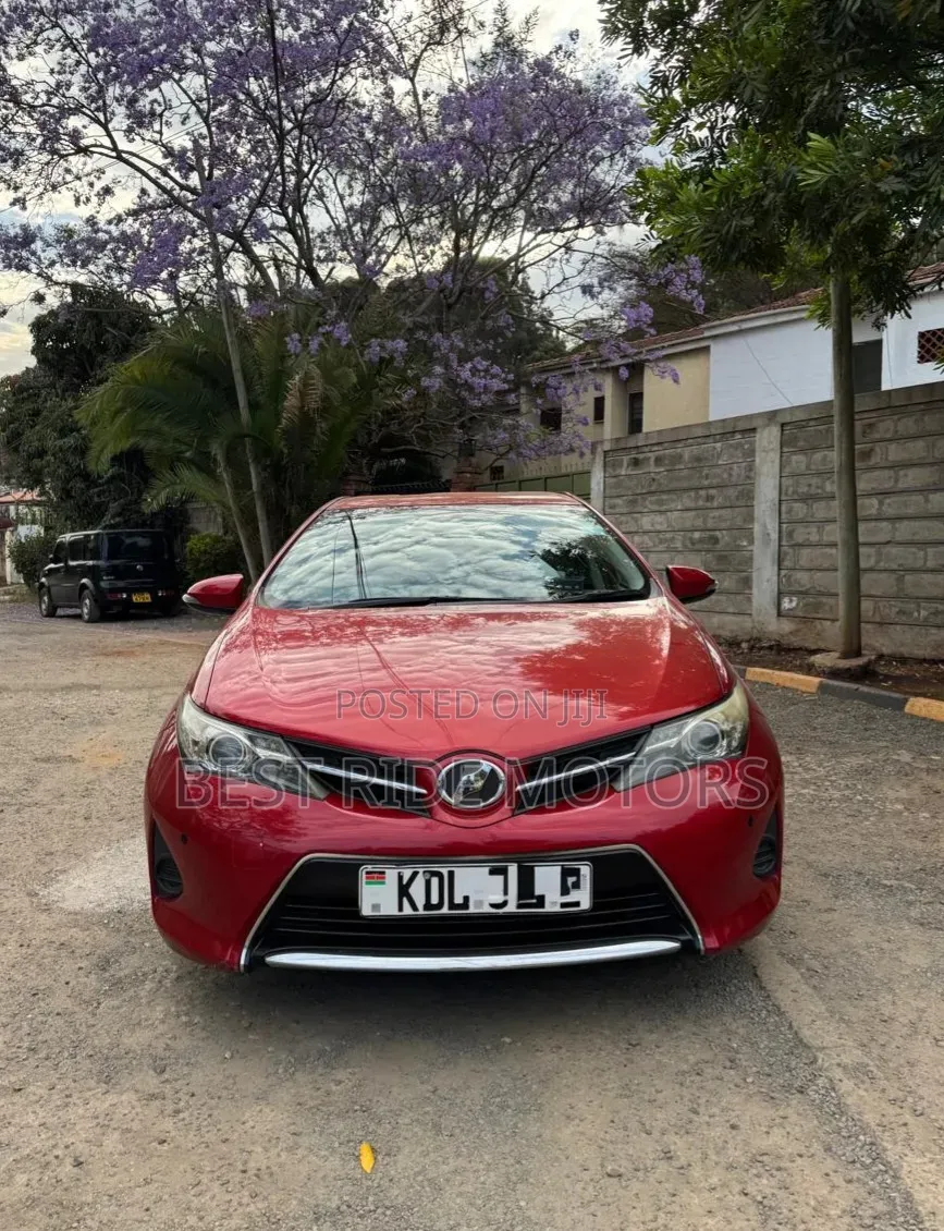 Toyota Auris 2015 Red