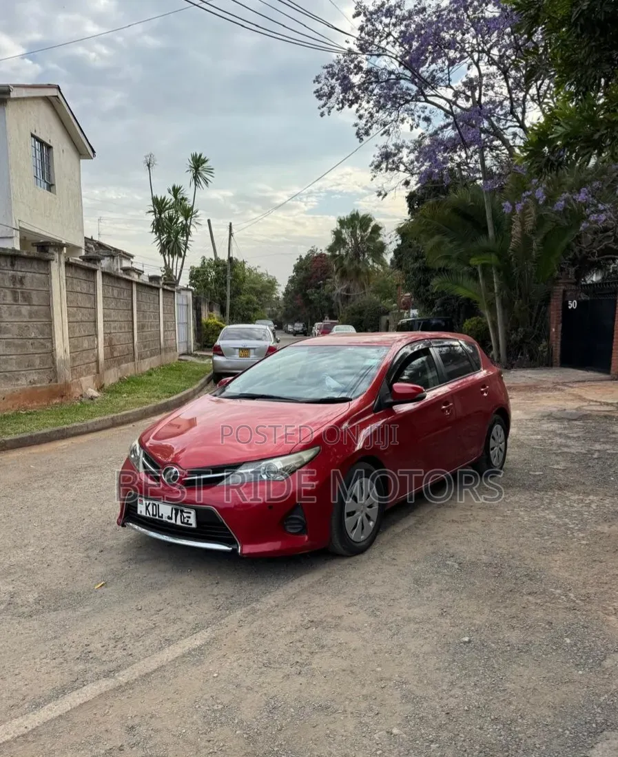 Toyota Auris 2015 Red