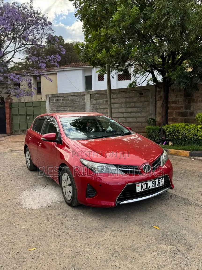 Toyota Auris 2015 Red