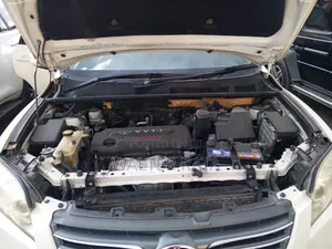 Toyota Vanguard 2012 White