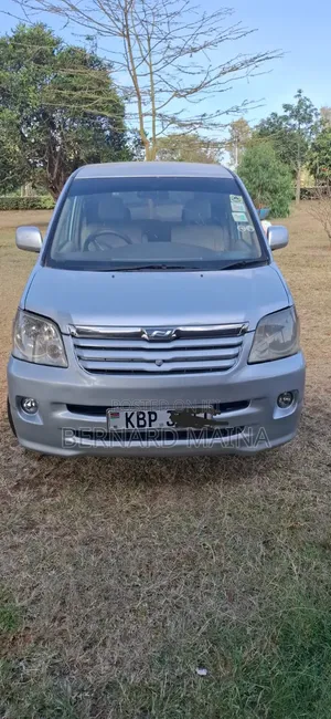 Toyota Noah 2.0 143hp AWD (7 Seater) 2008 Silver