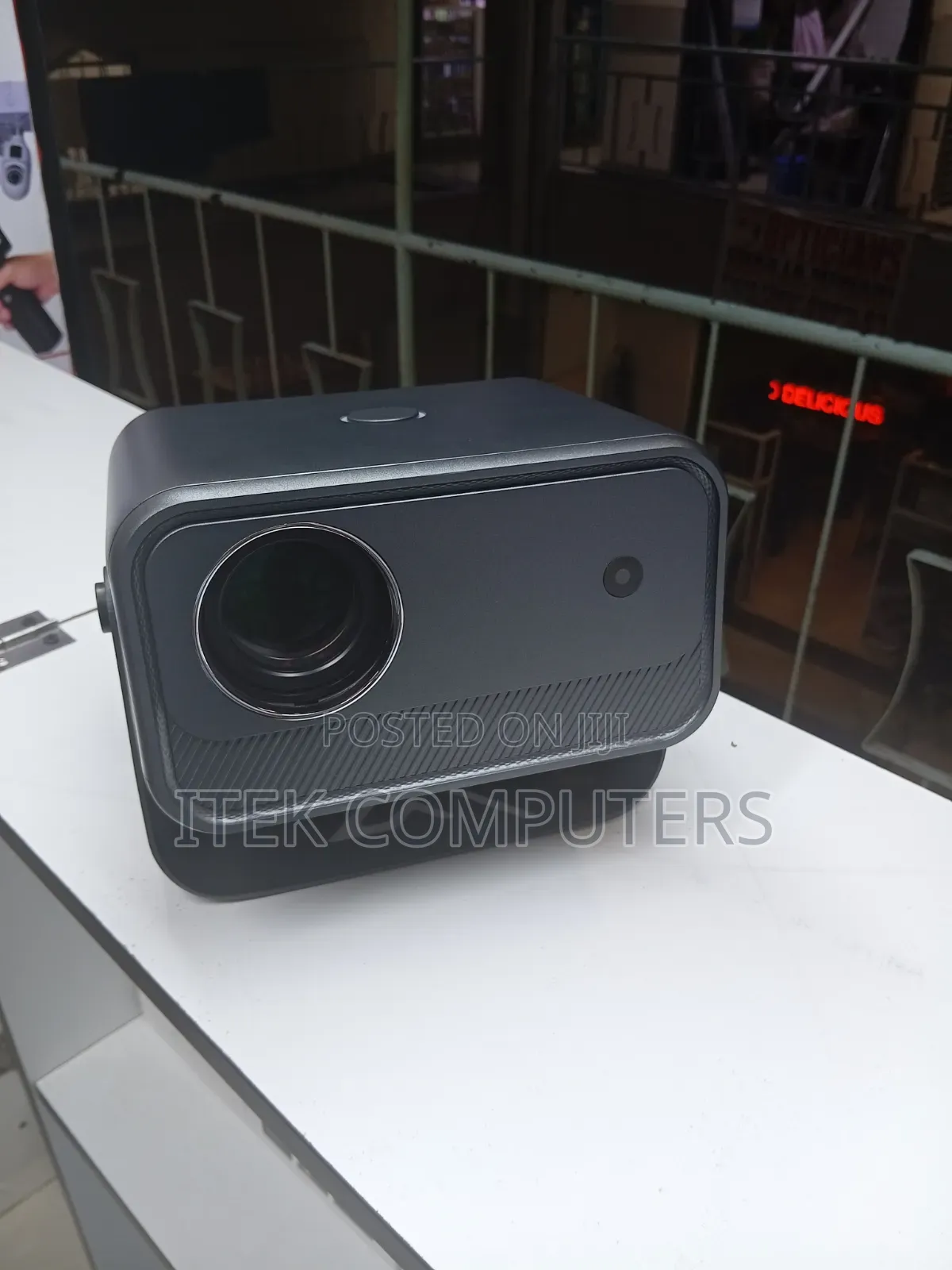 CY900 Smart Android Projector for Portable Entertainment at Home