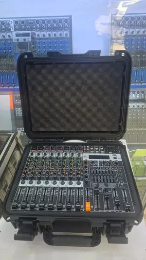 Yamaha Pro Voice 8 Channel With a Case Powered Mixer