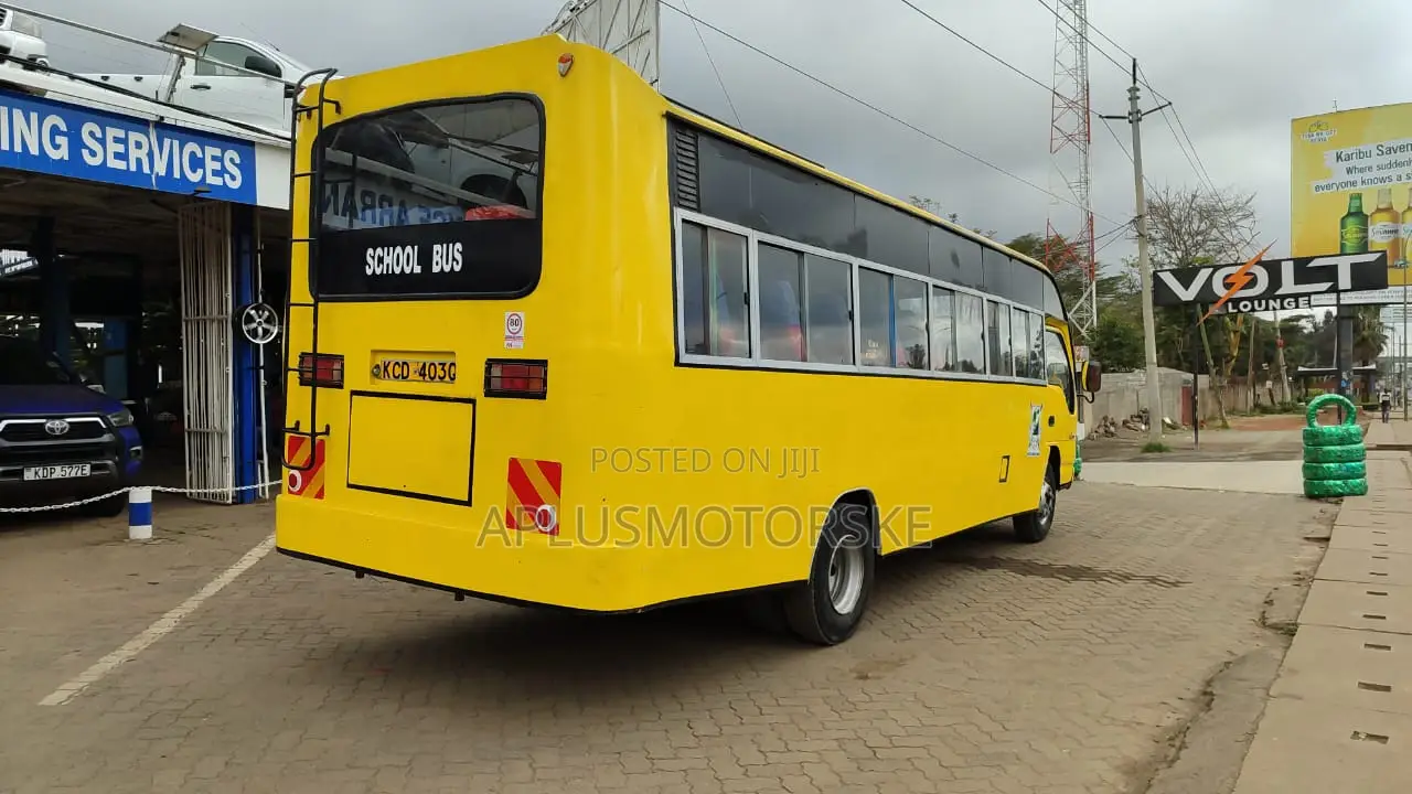 Isuzu NQR 2014 Yellow