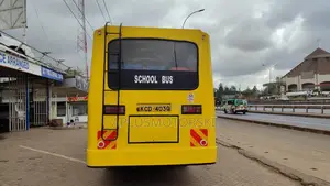 Isuzu NQR 2014 Yellow
