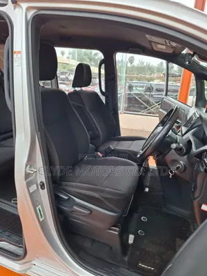 Toyota Esquire 2018 Silver