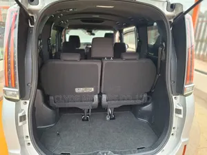 Toyota Esquire 2018 Silver