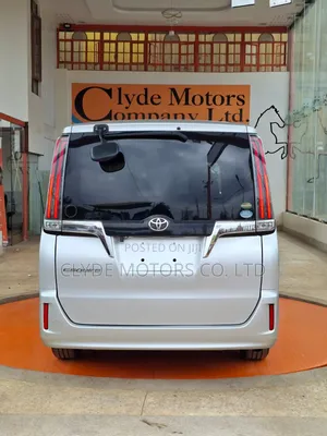 Toyota Esquire 2018 Silver