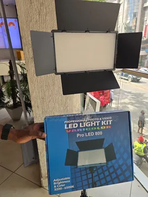 LED 800 Studio Photography Light With Stand and Batteries