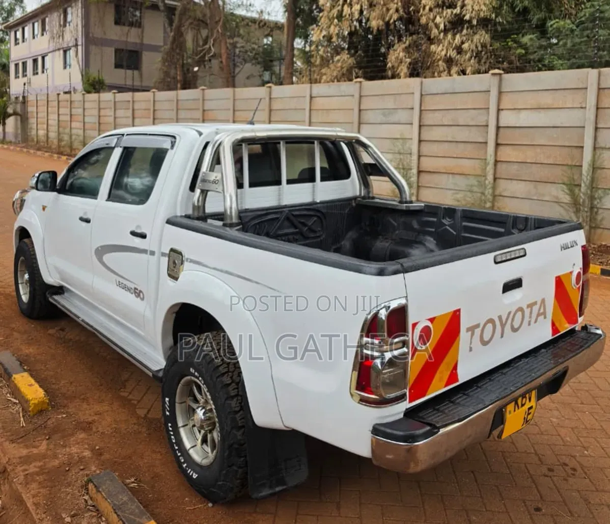 Toyota Hilux 2013 White