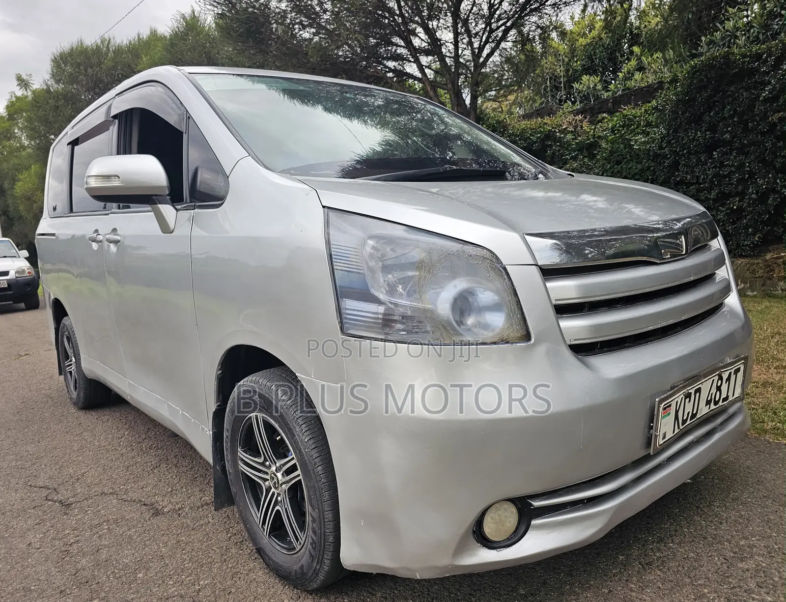 Toyota Noah 2009 Silver