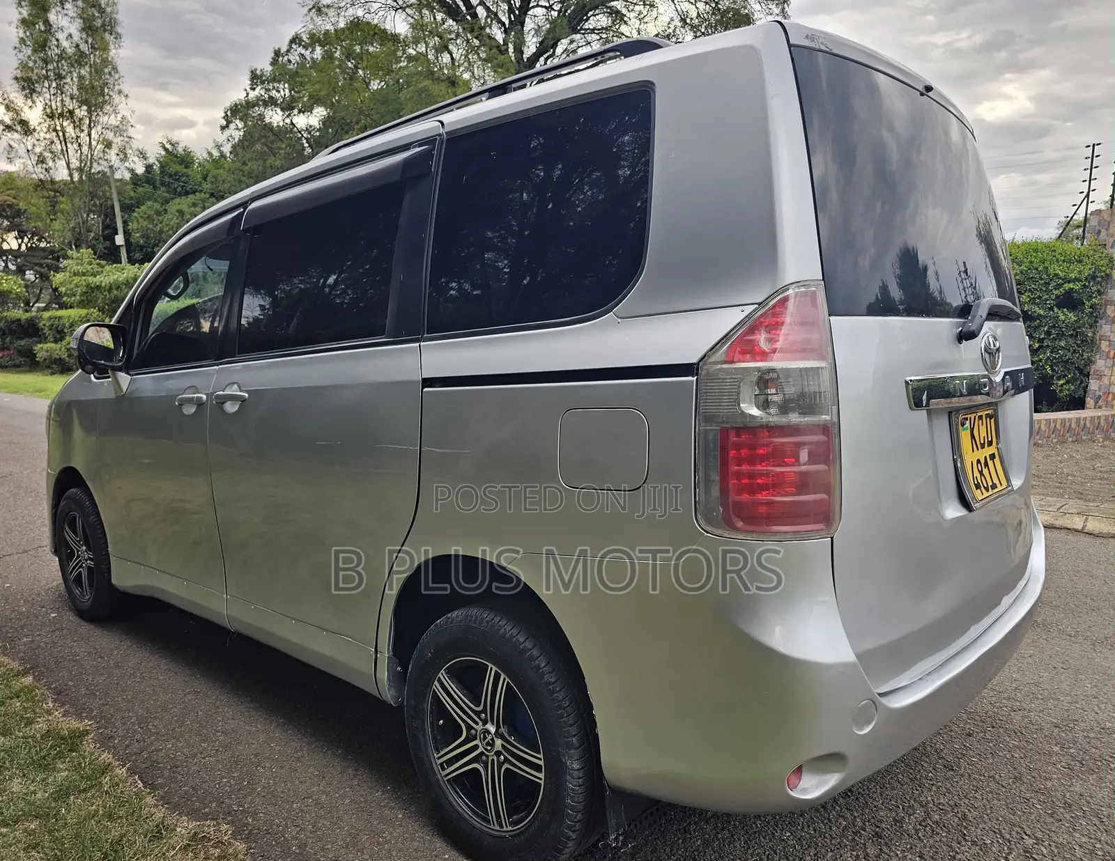 Toyota Noah 2009 Silver