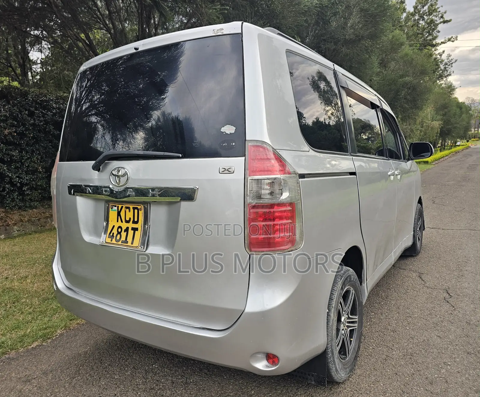 Toyota Noah 2009 Silver