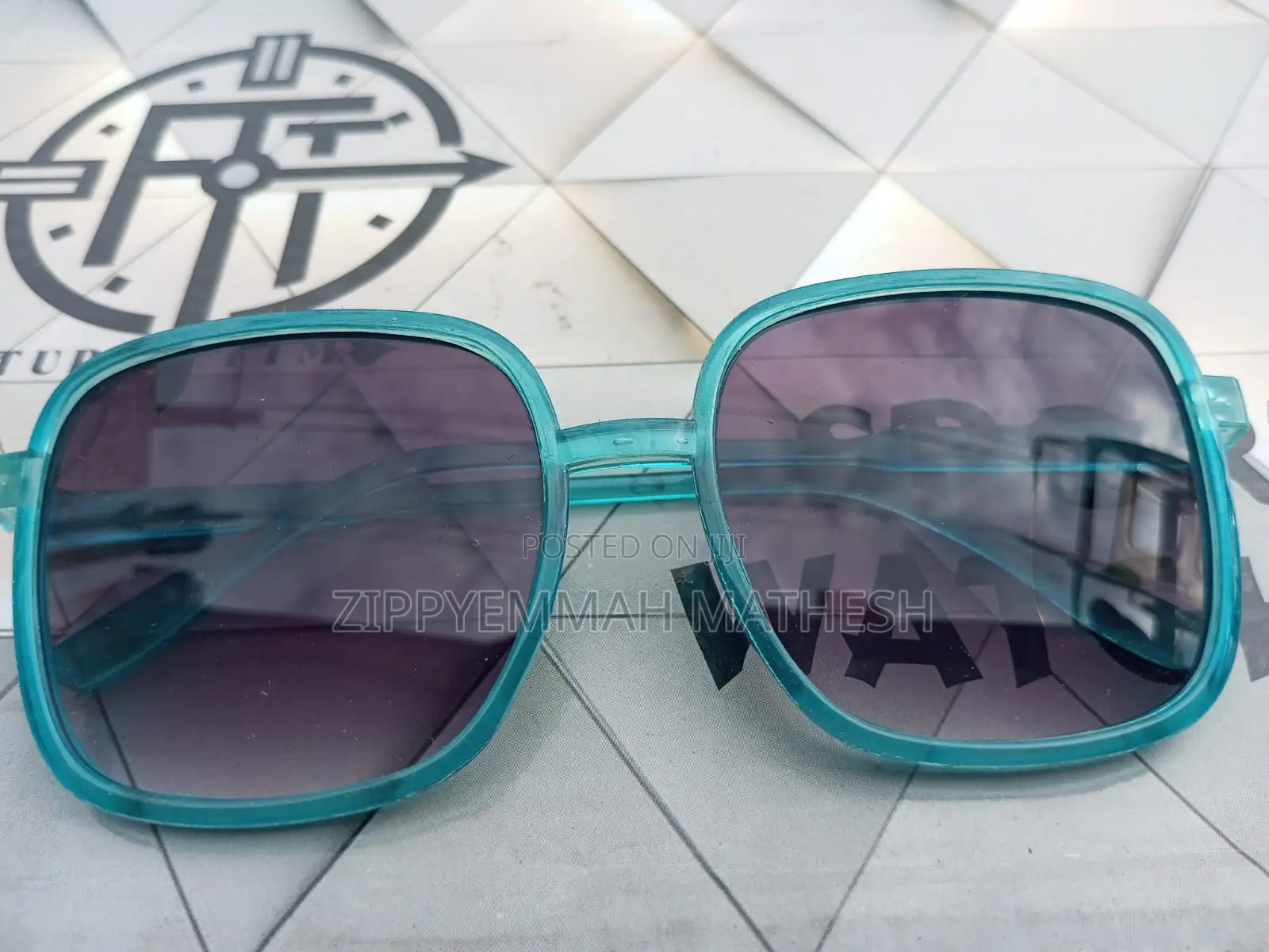 Sunglasses/Shades