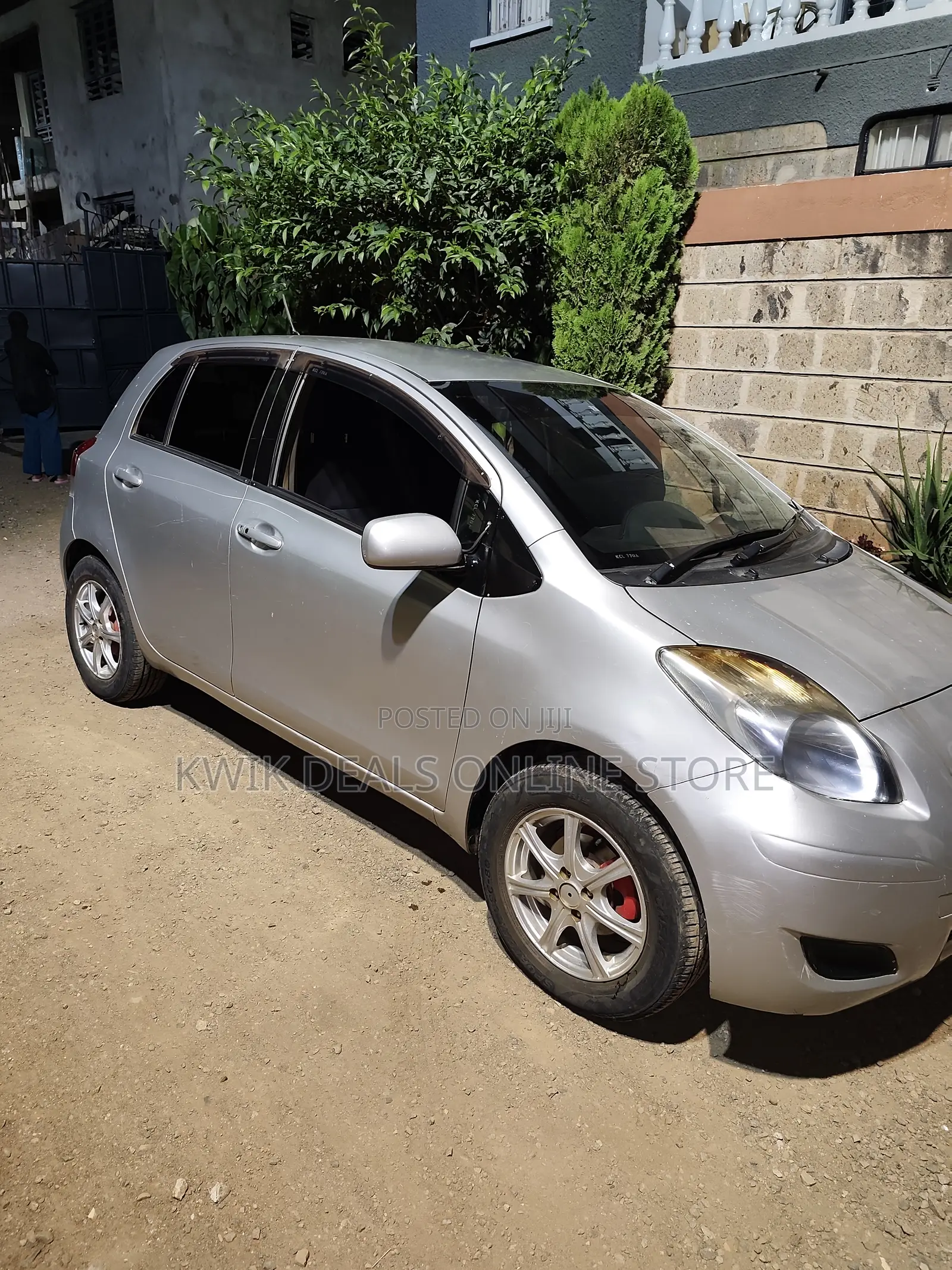 Toyota Vitz 2010 Silver