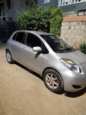 Toyota Vitz 2010 Silver