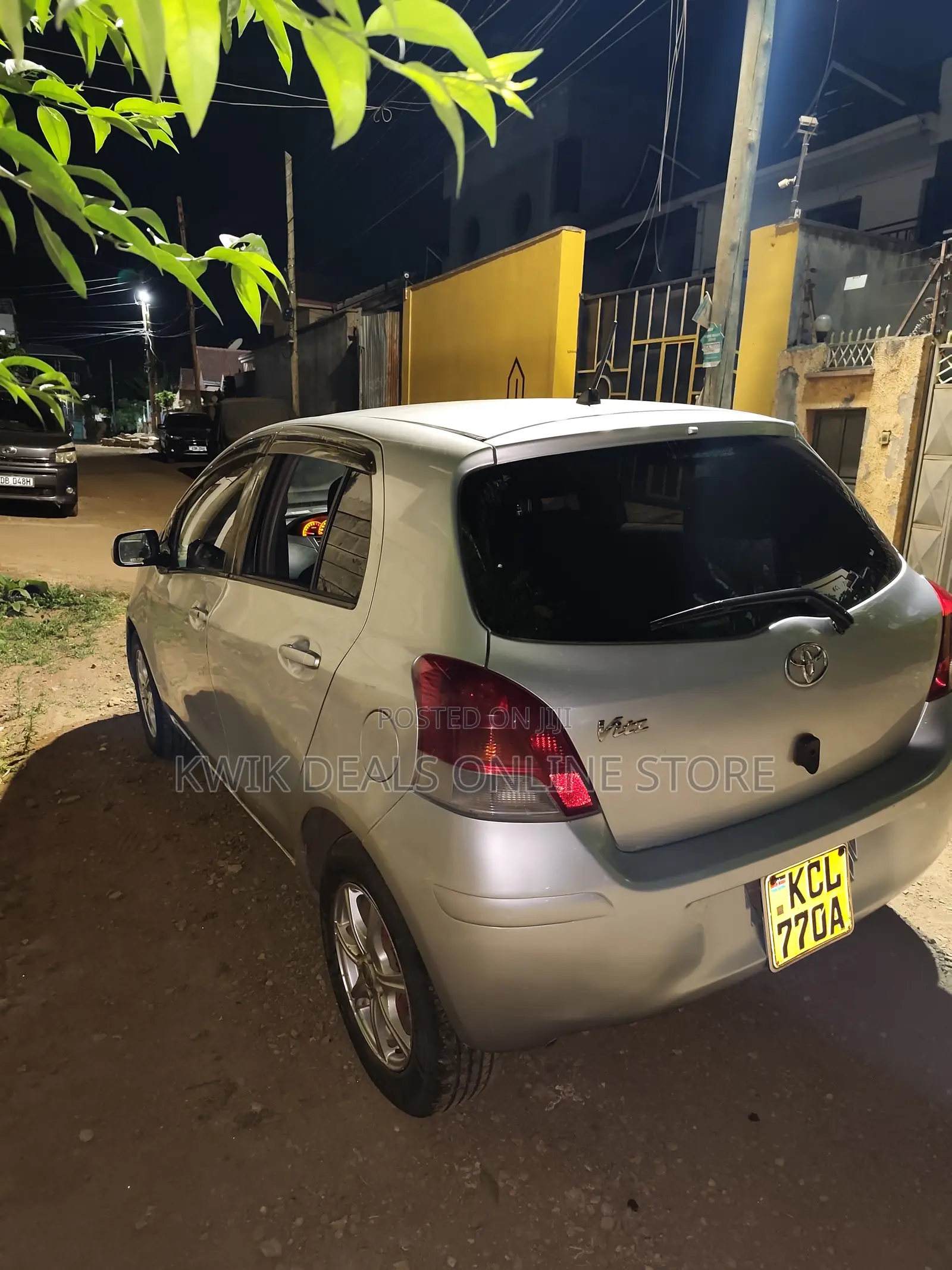 Toyota Vitz 2010 Silver