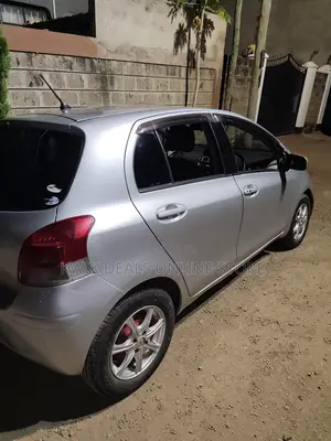 Toyota Vitz 2010 Silver